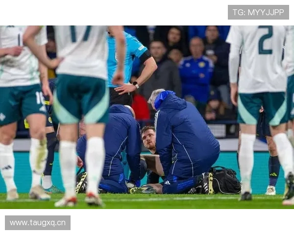 左脚踝受伤，尼科-威廉斯赛后拄拐离开球场